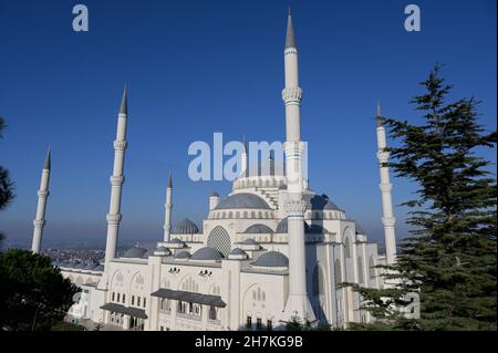 TÜRKEI, Istanbul , neue Camlica-Moschee mit sechs Minaretten auf asiatischer Seite / TÜRKEI, Istanbul, neue Camlica Moschee mit sechs Minaretten auf dem asiatischen Teil Istanbuls Stockfoto