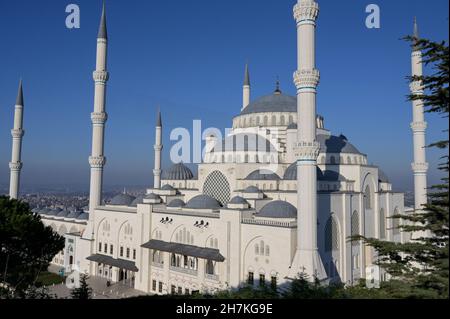 TÜRKEI, Istanbul , neue Camlica-Moschee mit sechs Minaretten auf asiatischer Seite / TÜRKEI, Istanbul, neue Camlica Moschee mit sechs Minaretten auf dem asiatischen Teil Istanbuls Stockfoto