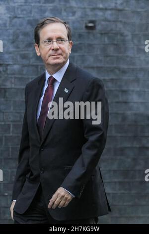 Downing Street, London, Großbritannien. 23rd. November 2021. Der israelische Präsident Isaac Herzog trifft heute in der Downing Street in London mit dem britischen Premierminister Boris Johnson zusammen. Kredit: Imageplotter/Alamy Live Nachrichten Stockfoto