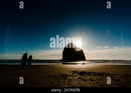 Moody Bild des Heuschocks kurz vor Sonnenuntergang Stockfoto
