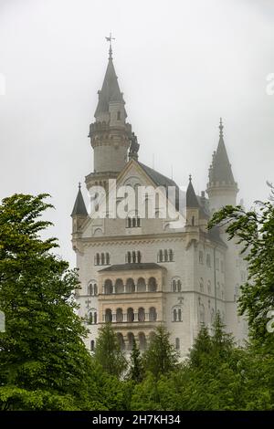 Ansicht des wolkenbedeckten Schlosses Neuschwanstein, Schwangau, Oberbayern, Deutschland Stockfoto