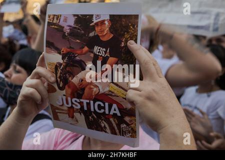 Ciudad de Buenos Aires, Argentinien. 22nd. November 2021. Ein Plakat eines der Demonstranten, der für Gerechtigkeit für Lucas GonzÃlez appelliert. (Bild: © Esteban Osorio/Pacific Press via ZUMA Press Wire) Stockfoto