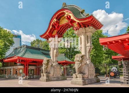 Elefantentor des Berliner Zoos am Eingang zur Budapester Straße, Deutschland Stockfoto