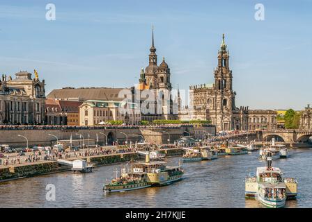 Jährliche Dampfschiffparade auf der Elbe vor der historischen Skyline von Dresden, Sachsen, Deutschland Stockfoto