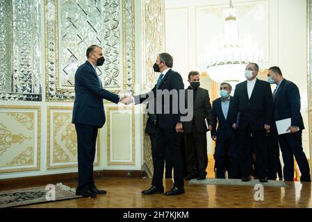 Teheran, Teheran, Iran. 23rd. November 2021. Der iranische Außenminister Hossein Amir Abdollahian(R) und der Leiter der Internationalen Atomenergiebehörde IAEA, Rafael Mariano Grossi, schütteln vor ihrem Treffen in Teheran, Iran, Journalisten die Hände (Foto: © Sobhan Farajvan/Pacific Press via ZUMA Press Wire) Stockfoto