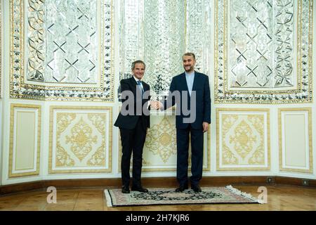 Teheran, Teheran, Iran. 23rd. November 2021. Der iranische Außenminister Hossein Amir Abdollahian(R) und der Leiter der Internationalen Atomenergiebehörde, IAEA, Rafael Mariano Grossi(L), schütteln vor ihrem Treffen in Teheran, Iran, Journalisten die Hände (Foto: © Sobhan Farajvan/Pacific Press via ZUMA Press Wire) Stockfoto