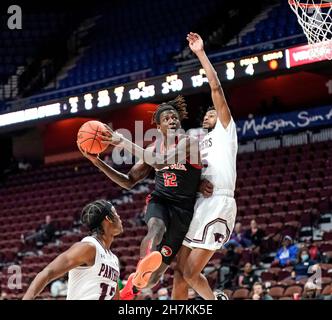 Uncasville, CT, USA. 23rd. November 2021. November 23. 2021: Xavier Fennell [WS] wird geleugnet, als VU Winston Salem 59-55 im Chris Paul HBCU Tip Off besiegt, veranstaltet vom BHOF und präsentiert von Hotels.com in der Mohegan Sun Arena in Uncasville, Connecticut. Dan HearyEclipse Sportswire CSM/Alamy Live News Stockfoto