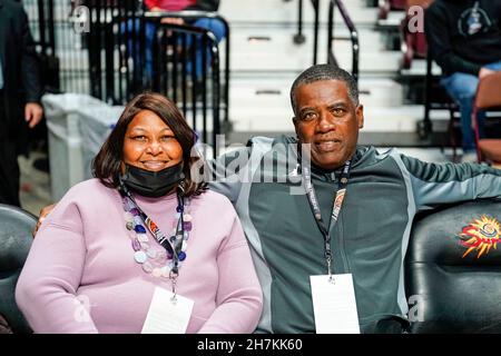 Uncasville, CT, USA. 23rd. November 2021. November 23. 2021: Chris Pauls Eltern stehen vor Gericht, als VU Winston Salem 59-55 im Chris Paul HBCU Tip Off besiegt, veranstaltet vom BHOF und präsentiert von Hotels.com in der Mohegan Sun Arena in Uncasville, Connecticut. Dan HearyEclipse Sportswire CSM/Alamy Live News Stockfoto