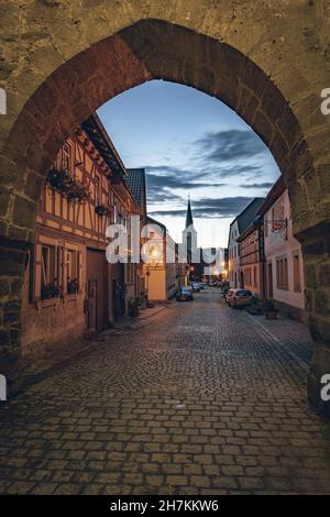 Blick durch das Geiersberger Stadttor der mittelalterlichen Stadt Seßlach im oberfränkischen Coburg Stockfoto