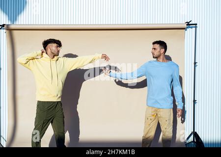 Männliche Darsteller tanzen an sonnigen Tagen im Hintergrund Stockfoto