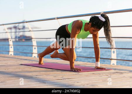 Junge Sportlerinnen üben Bergsteigen auf der Promenade Stockfoto