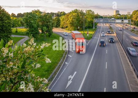 Deutschland, Bayern, München, Verkehr auf dem Mittleren Ring in der Abenddämmerung Stockfoto