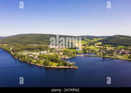 Deutschland, Baden-Württemberg, Luftaufnahme des Dorfes am Ufer des Schluchsee Stockfoto