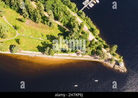 Deutschland, Baden-Württemberg, Luftaufnahme des Dorfes am Ufer des Schluchsee Stockfoto