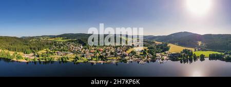 Deutschland, Baden-Württemberg, Titisee-Neustadt, Luftpanorama der Sonne über dem Dorf am Titisee Stockfoto