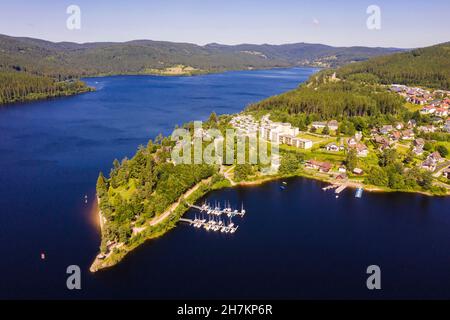 Deutschland, Baden-Württemberg, Luftaufnahme des Dorfes am Ufer des Schluchsee Stockfoto