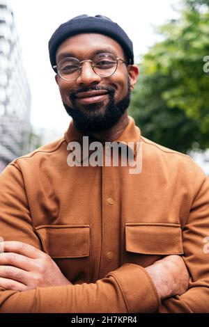 Mann mit Brille lächelnd Stockfoto