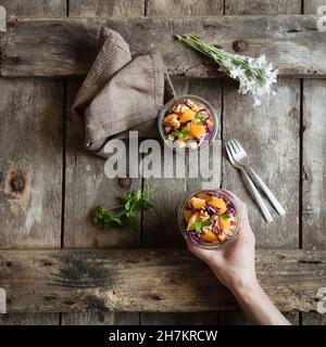 Studioaufnahme einer Schüssel mit veganem Salat mit Apfel, Orange, Cashews und Fenchel Stockfoto