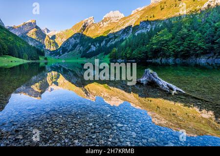 Berge spiegeln sich im klaren Wasser des Seepsees bei Sonnenaufgang Stockfoto