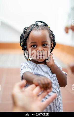 Mädchen hält die Hand des Vaters Stockfoto