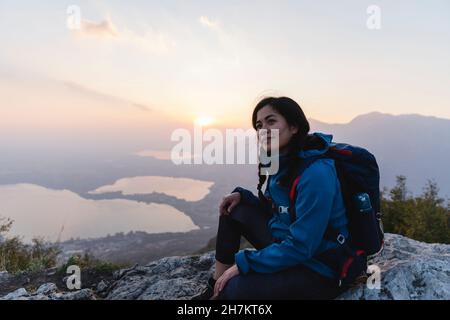 Wanderer kontempliert auf Felsen Stockfoto