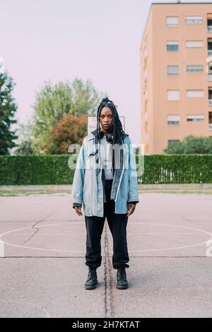 Frau, die am Basketballplatz steht Stockfoto