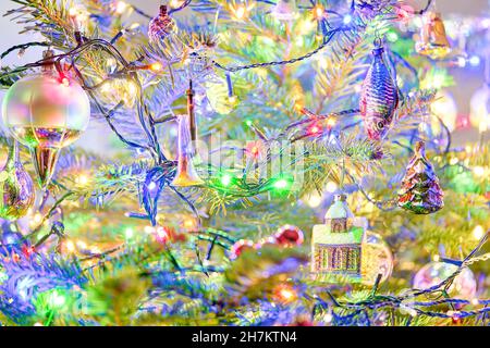 Weihnachtsbaum mit Weihnachtsdekorationen alte Vintage Weihnachtsschmuck Weihnachtskugeln Weihnachtsbirnen Weihnachtsblasen bunte LED-Lichter Stockfoto