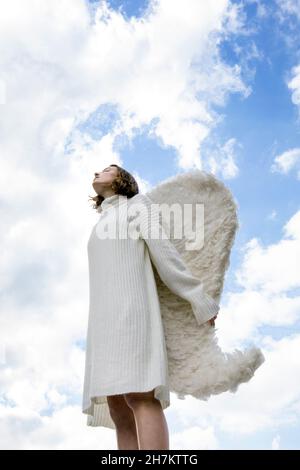 Mädchen trägt weiße Engel Kostüm Flügel Stockfoto