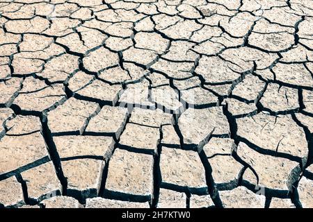 Trockene rissige Erde Dürre trockene Erde trockene Erde trockene Tonerde mit Rissen Stockfoto
