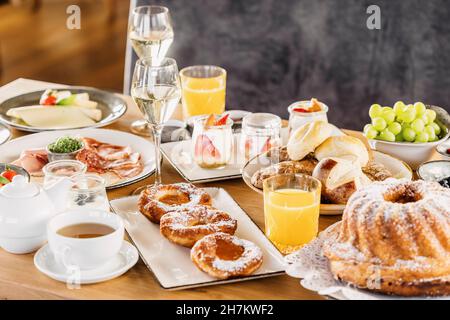 Studio Schuss von Frühstückstisch mit verschiedenen Desserts, Obst und Gemüse gefüllt Stockfoto