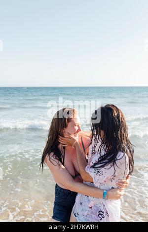Freunde genießen am Strand an einem sonnigen Tag Stockfoto