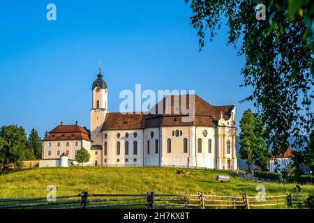 Deutschland, Bayern, Steingaden, klarer Himmel über der Wallfahrtskirche von wies Stockfoto