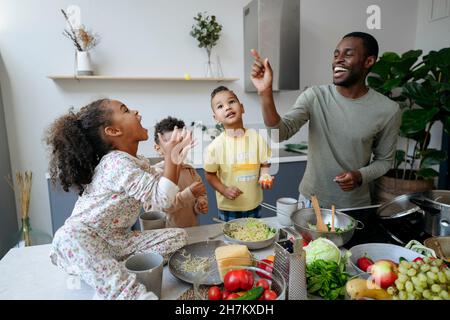 Glückliche Familie genießen in der Küche Stockfoto