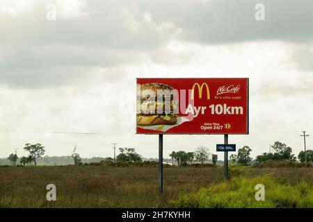 Townsville zum Mackay Highway, Queensland, Australien - 2021. November: Ein Außenwerbung-Schild am Straßenrand, das ein Geschäft in der nächsten Stadt fördert Stockfoto