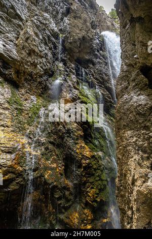 Wasserfall über der Felswand in der Höllentalklamm, Grainau, Oberbayern, Deutschland Stockfoto