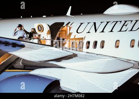 Gemeinsame Basis Andrews, Maryland, USA. 23rd. November 2021. US-Präsident Joe Biden und First Lady Dr. Jill Biden winken und besteigen Air Force One am Dienstag, den 23. November, auf der Joint Base Andrews, Maryland, USA. 2021. Die USA werden zusammen mit China, Japan, Indien, Südkorea und Großbritannien 50 Millionen Barrel Rohöl aus ihren strategischen Reserven freisetzen, ein beispielloser, koordinierter Versuch der weltweit größten Ölverbraucher, die Preise zu zähmen, die eine Gegenreaktion der OPEC riskieren. Quelle: Oliver Contreras/Pool via CNP/dpa/Alamy Live News Stockfoto