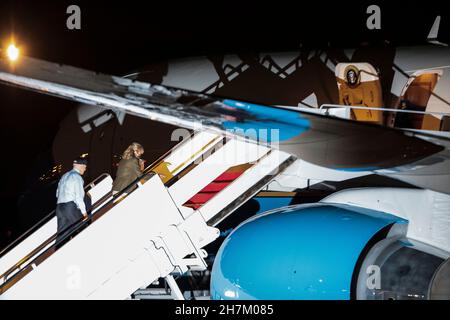 Gemeinsame Basis Andrews, Maryland, USA. 23rd. November 2021. US-Präsident Joe Biden und die US-First Lady Jill Biden sind am Dienstag, den 23. November, an der Basis Andrews, Maryland, USA, an der Air Force One 2021. Die USA werden zusammen mit China, Japan, Indien, Südkorea und Großbritannien 50 Millionen Barrel Rohöl aus ihren strategischen Reserven freisetzen, ein beispielloser, koordinierter Versuch der weltweit größten Ölverbraucher, die Preise zu zähmen, die eine Gegenreaktion der OPEC riskieren. Quelle: Oliver Contreras/Pool via CNP/dpa/Alamy Live News Stockfoto