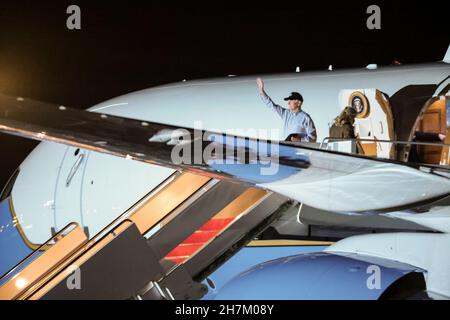 Gemeinsame Basis Andrews, Maryland, USA. 23rd. November 2021. US-Präsident Joe Biden und First Lady Dr. Jill Biden winken und besteigen Air Force One am Dienstag, den 23. November, auf der Joint Base Andrews, Maryland, USA. 2021. Die USA werden zusammen mit China, Japan, Indien, Südkorea und Großbritannien 50 Millionen Barrel Rohöl aus ihren strategischen Reserven freisetzen, ein beispielloser, koordinierter Versuch der weltweit größten Ölverbraucher, die Preise zu zähmen, die eine Gegenreaktion der OPEC riskieren. Quelle: Oliver Contreras/Pool via CNP/dpa/Alamy Live News Stockfoto