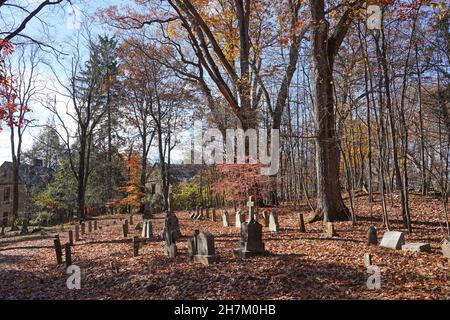 Dutchess County, New York State - 14. November 2021: Ländlicher Friedhof neben dem bewaldeten Campus des Bard College, der Begräbnisstätte bekannter Intellektueller Stockfoto