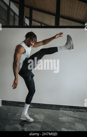 Mann dehnt sich während des Trainings Stockfoto