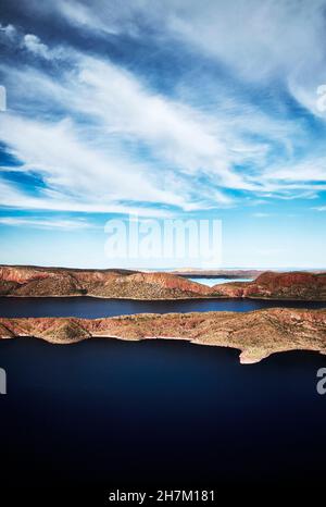 Luftaufnahme des Lake Argyle, einem der größten Seen der südlichen Hemisphäre, bei Sonnenuntergang, Lake Argyle, die Kimberley; Western Australia, Australien. Stockfoto