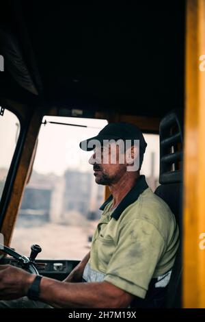 Kran, der die Holzstämme in der Kohlefabrik abholt Stockfoto