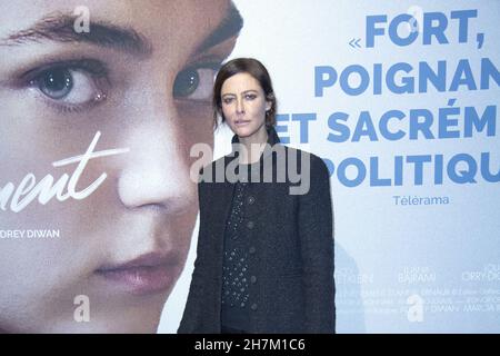 Paris, Frankreich am 23. November 2021. Paris, Frankreich am 23. November 2021. Anna Mouglalis bei der Premiere von L'Evenement auf der UGC Cine Cite Les Halles in Paris, Frankreich am 23. November 2021. Foto von Aurore Marechal/ABACAPRESS.COM Stockfoto