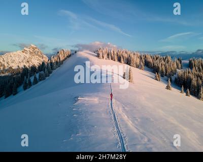 Frau beim Skifahren auf dem schneebedeckten Berg, Schonkahler, Tirol, Österreich Stockfoto