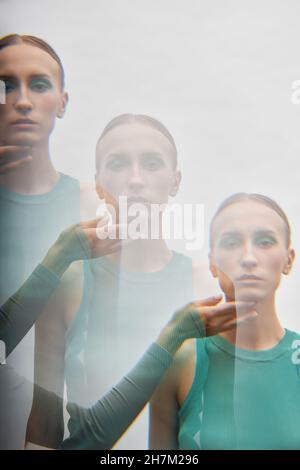 Hand berührt Kinn der Frau vor weißem Hintergrund Stockfoto