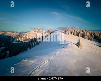 Frau beim Skifahren auf dem schneebedeckten Berg bei Sonnenaufgang, Schonkahler, Tirol, Österreich Stockfoto