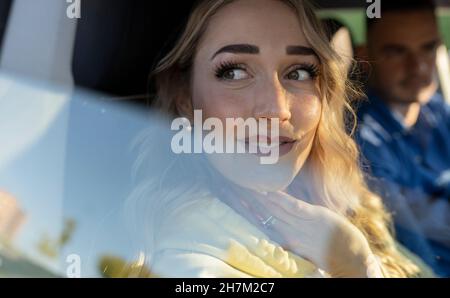 Junges Paar Hand in Hand im Auto Stockfoto