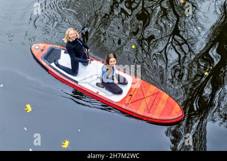 Freunde genießen das Paddeln auf dem Rems Fluss in Baden-Württemberg, Deutschland Stockfoto