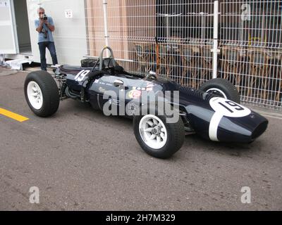 Sydney Hoole's Cooper Climax T66 1963 F1, auf der Dummy-Startaufstellung beim Treffen der Monaco Historique 8th am 2012. Mai. Stockfoto