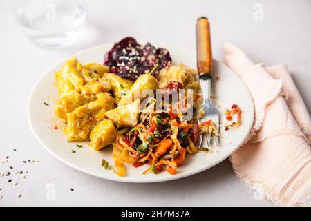 Mariniertes Huhn mit Quinoa und Gemüse in einer Schüssel auf dem Tisch Stockfoto